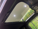 【ガラスルーフ】ガラスルーフ搭載で車内の解放感が一気にアップ!開放的なドライブをお楽しみいただけます。