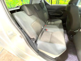 後部座席も気になるようなキズ・汚れやへたり等、大きなダメージはなく、良好な状態です。