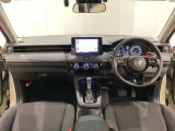 車内は光触媒抗菌消臭施工済です。スタイリッシュなデザインでスポーティなインパネ周りを演出します。グローブボックスやカップホルダーのほかにトレーなどたくさんの収納スペースが付いています。