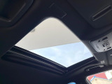 【サンルーフ】開放感たっぷりの希少装備、サンルーフが装着されています!車内に明かりを取り入れたり景色を楽しむ以外にも、車内の空気も簡単に換気できて快適です!
