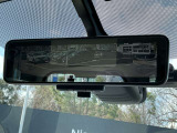 スマートルームミラーが付いております。バックドアについてますカメラと連動して、後方の映像がルームミラーに映ります。