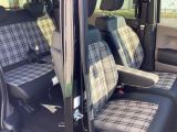 軽自動車でも、足を組めるほど広いリアシートが装備されています。