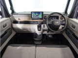 視界広々で運転しやすくロングドライブでも疲れを感じさせないすっきりとまとまったインパネ周りです。