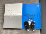 メンテナンスノート【点検整備記録簿・保証書】、取説も揃っています。スマートキーはバッグなどにしまったままボタン操作でエンジンの始動・停止ができて大変便利です。