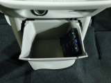 インパネ下にも収納スペースをご用意しています。