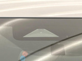 【三菱e-Assist】走行中に前方の車両等を認識し、衝突しそうな時は警報とブレーキで衝突回避と被害軽減をアシスト。より安全にドライブをお楽しみいただけます。