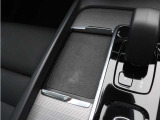 対応機種のスマートフォンを、トンネルコンソールの下のラバープレートに置いておくだけで充電可能。センターディスプレイの機能ビューを使用して、充電プレートのオンとオフを切り替えることができます。