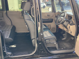 フロントベンチシートだから運転席助手席足元もゆったり広々快適です。助手席への移動も楽々です。