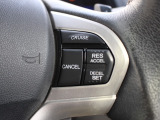 クルーズコントロールが装備されており、速度設定をするだけで一定の速度で自動走行が可能!!一定速度の走行なので燃費の向上やアクセルペダルを踏む必要が無いので長距離ドライブが快適になります!!