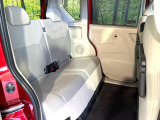 後部座席も気になるようなキズ・汚れやへたり等、大きなダメージはなく、良好な状態です。