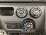 マニュアルエアコンが装備されております。
