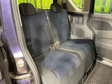 後部座席も気になるようなキズ・汚れやへたり等、大きなダメージはなく、良好な状態です。