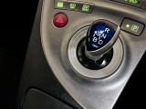 エレクトロシフトマチックの左側にハイブリッド走行モード選択スイッチが配置されています。