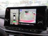 車を上から見下ろしているかのような映像で周囲の状況を確認できるアラウンドビューモニター。狭い駐車場や駐車が苦手な方でも安心。