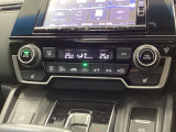 運転席・助手席、それぞれで温度調節が可能なオートエアコンです。シートヒーター付きなので、寒い日も快適です。
