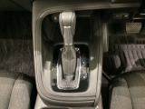 「e:HEV」搭載車です。日常シーンのほとんどをモーターで走行し、高速クルージングなどモーターよりもエンジンの方が効率が良い領域はエンジンで走行、あらゆる領域で優れた燃費走行を実現します。