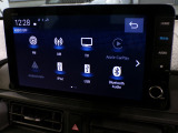 CD、DVD、Bluetooth、AM、FM、AUX、スマートフォン接続ができます。