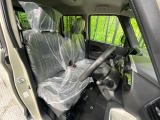 運転席まわりには十分なスペースがあり、大柄な方でもゆったり運転していただける環境です。