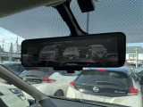 インテリジェント ルームミラーです。車両後方の広範囲にカメラ映像をミラー面に映し出します。