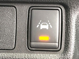 【車線逸脱警報】道路上の白(黄)線を認識し、意図せず走行中の車線からはみ出しそうになった時、メーター内の警告灯とブザーで注意喚起してくれる安心・安全機能です♪