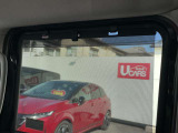 ロールサンシェードです。日ざしが気になりません。日ざしが眩しい時にスッと引き出せるドアライニング内蔵式。