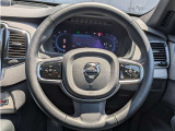 象徴的なボルボエンブレムと独特の色使いのステアリンとなっており、冬場でも手袋なしで運転頂けるステアリングヒーター付きです
