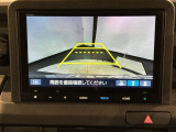 リバースギアに入れるだけで後方の表示へ切り替わります。夜間や雨の日の駐車も楽になりますよ。