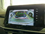 ギアをバックに入れるとナビ画面に、後方の映像を表示してくれるので駐車が便利です!