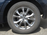 標準装備の純正15インチアルミホイール。タイヤサイズは185/65R15です。
