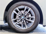BMWの純正アロイホイールは軽量かつ強度にも優れているホイールで走行性能を引き上げる設計になっております。足元にもBMWは妥協がなくこだわっている個所になります。