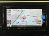 【ナビゲーション】純正メモリーナビ(VXM-165VFi)を装備しております。ブルートゥース・ミュージックサーバー・デジタルTV・DVD/CDプレーヤー・バックカメラ付きです。