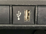 こちらのクルマはUSB接続コネクタも装備されています♪スマホの充電などにお使い下さい。ご旅行中での充電切れも、これなら心配いりませんね!