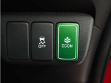 ◆ECONスイッチ(ECONモード)◆エンジンやエアコンといった、クルマ全体の動きを燃費優先で自動制御するECONモード。空調など快適性を優先したいときは、スイッチを押してOFFにできます。