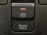 指先の操作でパーキングブレーキの「作動と解除」が行うことができる装備。ブレーキペダルから足を離しても停止し続けてくれるオートブレーキホールド機能。信号待ちなどの際には便利。ECO運転で低燃費走行♪