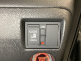 左側電動スライドドアは運転席からでも操作ができるように、ハンドル付近に開閉の操作スイッチが付いています。