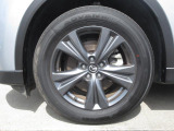 純正の18インチアルミホイールです。大きさ、デザインとも大迫力です。