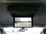 純正大型リヤモニター。後席では走行中でも映像を楽しめます。