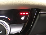 【シートヒーター】スイッチを押せば、座面と背もたれで体を温めてくれます♪