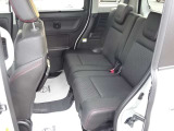 後部座席も足元広々です。