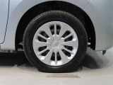純正のスチールホイール+ホイールキャップ装着車です。