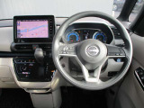 ルークスの運転席廻りになります。ひじ掛けや収納など便利な装備がついてます!