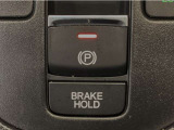 指先の操作でパーキングブレーキの「作動と解除」が行うことができる装備。ブレーキペダルから足を離しても停止し続けてくれるオートブレーキホールド機能。信号待ちなどの際には便利。ECO運転で低燃費走行♪