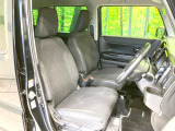 運転席まわりには十分なスペースがあり、大柄な方でもゆったり運転していただける環境です。