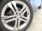 ●純正18インチアルミホイール:輸入車ならではの卓越した走りを支えるホイールと足回りです!日本車の走りに慣れている方にもぜひ体感して頂きたいほど、高いレベルでまとまっています!