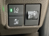 ハンドルの右側にはヘッドライトレベライザーと路外逸脱抑制機能のオンオフスイッチなどがついています。ヘッドライトレベライザーは道路状況や積荷の加重に応じてライトの高さを調節できます。