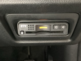 ハンドルの右下にETCがついています。高速道路の料金所の通過も楽々です!。 カードの取り出しもしやすい場所についています。