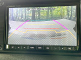 【バックカメラ】駐車時に後方がリアルタイム映像で確認できます。大型商業施設や立体駐車場での駐車時や、夜間のバック時に大活躍!運転スキルに関わらず、今や必須となった装備のひとつです!