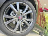 【グレード専用純正18インチアルミホイール】デザイン性の高い純正アルミホイールを装着しております。各種社外アルミホイールや、スタッドレスタイヤも取扱いしております。是非ご相談ください♪