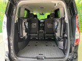 普段のお買い物や通勤、送迎等に十分な荷室スペースを確保しております。3列目を跳ね上げると、大きな荷物の積載も可能です♪
