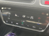 【オートエアコン】一度お好みの温度に設定すれば、車内の温度を検知し風量や温度を自動で調整。暑い&hellip;寒い&hellip;と何度もスイッチ操作をする必要はありません。快適な車内空間には必須の機能ですね♪